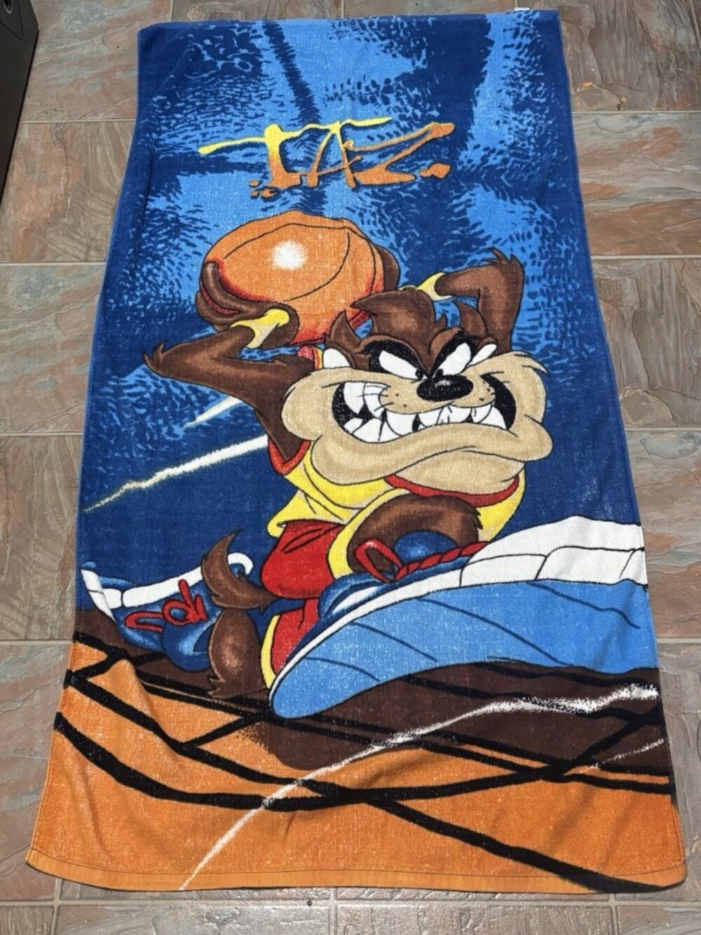 Vintage Looney Tunes Taz Tasmanian Devil Basketball Beach Towel